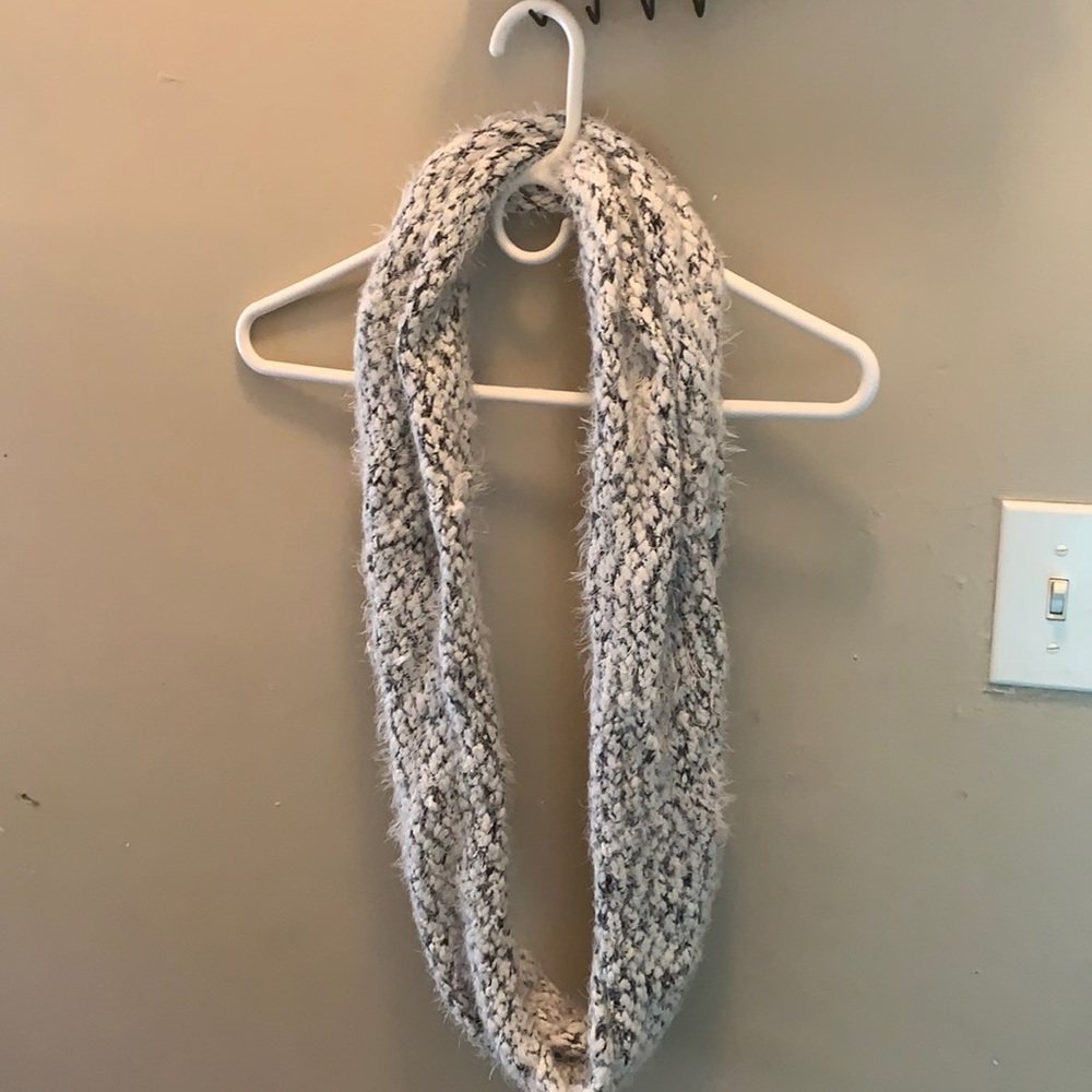 Cute scarf for the cold weather. Hardly worn.